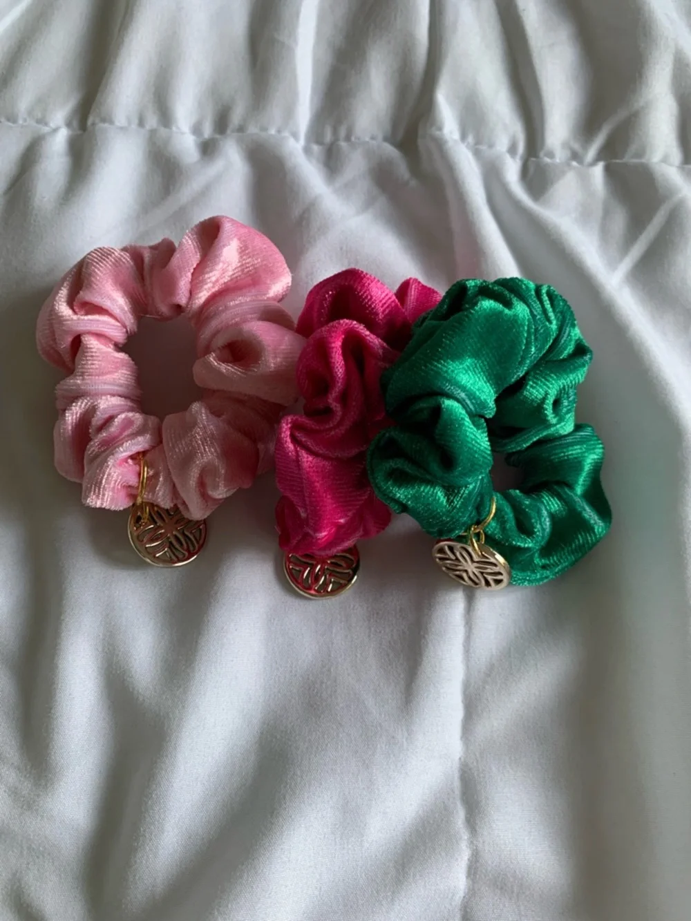 Lilly Pulitzer set of 3 scrunchies with gold charm NWOT